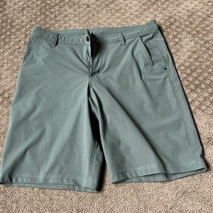 Mens Lululemon Army Green Commision Classic Fit 9”